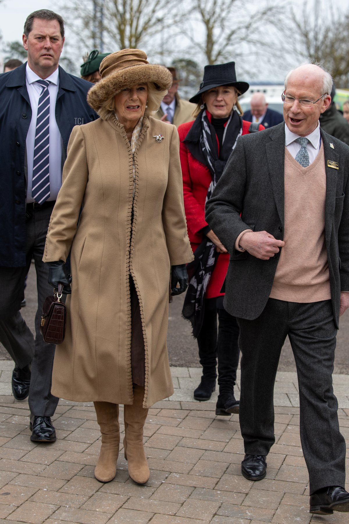 Regina Camilla e Ian Renton arrivano sulla pista durante la seconda giornata del Cheltenham Festival 2023 all'ippodromo di Cheltenham il 15 marzo 2023 a Cheltenham, Inghilterra (Shane Anthony Sinclair/Getty Images)