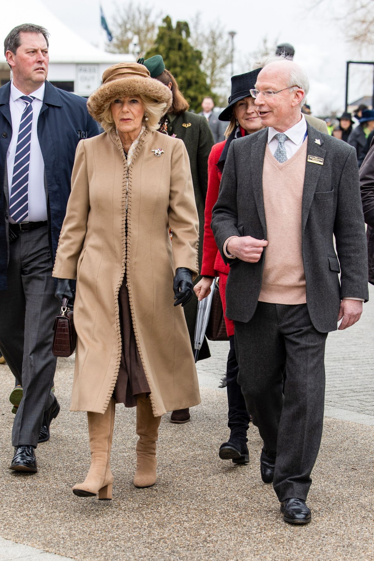 Regina Camilla e Ian Renton arrivano sulla pista durante la seconda giornata del Cheltenham Festival 2023 all'ippodromo di Cheltenham il 15 marzo 2023 a Cheltenham, Inghilterra (Shane Anthony Sinclair/Getty Images)