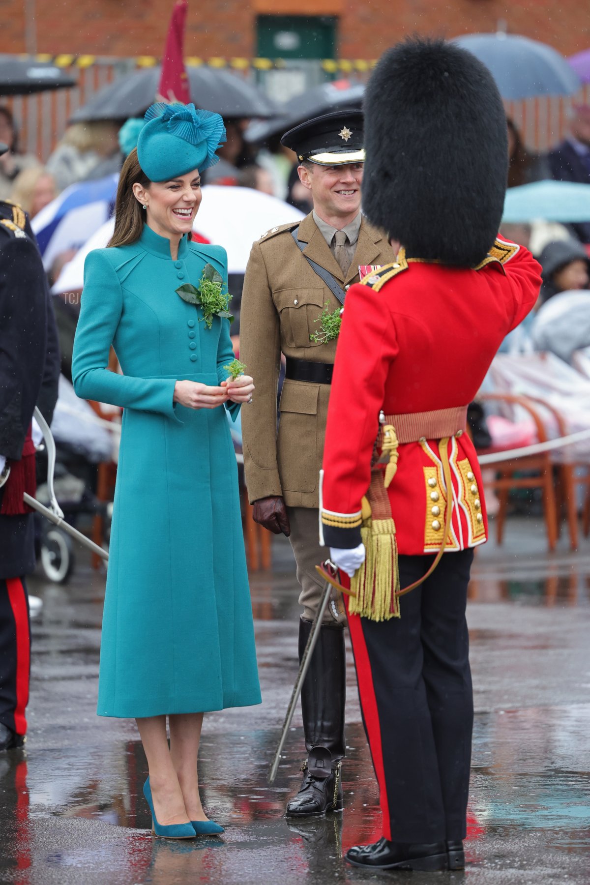 La Principessa del Galles presenta un tradizionale rametto di trifoglio a un ufficiale durante la Parata di San Patrizio alle Caserme Mons il 17 marzo 2023 ad Aldershot, Inghilterra (Chris Jackson - WPA Pool/Getty Images)