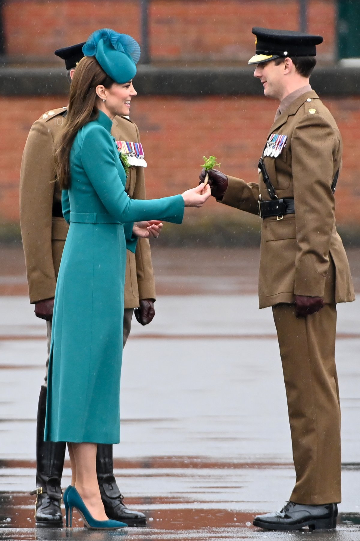 La Principessa del Galles presenta un tradizionale rametto di trifoglio a un ufficiale durante la Parata di San Patrizio alle Caserme Mons il 17 marzo 2023 ad Aldershot, Inghilterra (Stuart C. Wilson/Getty Images)