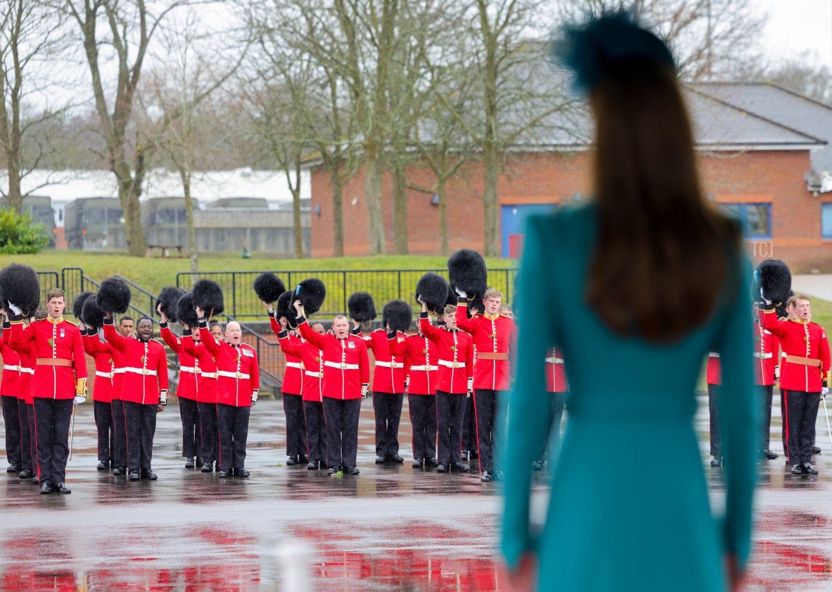 La Principessa del Galles riceve il saluto come nuovo Colonnello dei Gardiani Irlandesi durante la Parata di San Patrizio alle Caserme Mons il 17 marzo 2023 ad Aldershot, Inghilterra (Chris Jackson - WPA Pool/Getty Images)