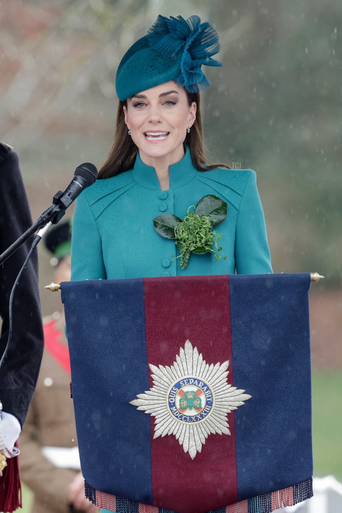 La Principessa del Galles parla sul palco durante la Parata di San Patrizio alle Caserme Mons il 17 marzo 2023 ad Aldershot, Inghilterra (Chris Jackson - WPA Pool/Getty Images)