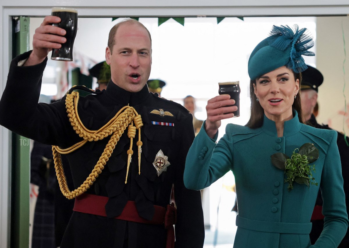 Il Principe e la Principessa del Galles brindano con membri del 1° Battaglione dei Gardiani Irlandesi, dopo la loro Parata di San Patrizio alle Caserme Mons di Aldershot, a sud-ovest di Londra, il 17 marzo 2023 (CHRIS JACKSON/POOL/AFP via Getty Images)