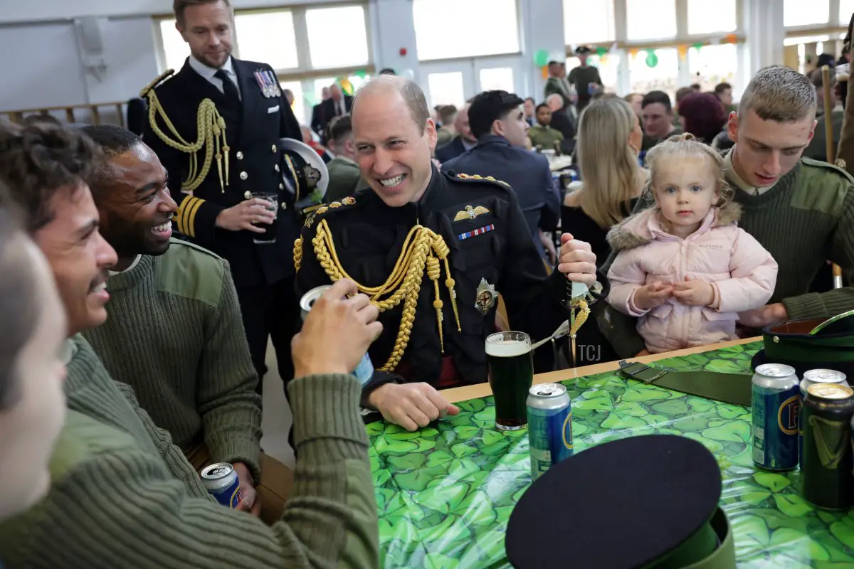 Il Principe del Galles incontra i membri dei Gardiani Irlandesi e gode di un bicchiere di Guinness dopo la Parata di San Patrizio nelle Caserme Mons il 17 marzo 2023 ad Aldershot, Inghilterra (Chris Jackson - WPA Pool/Getty Images)