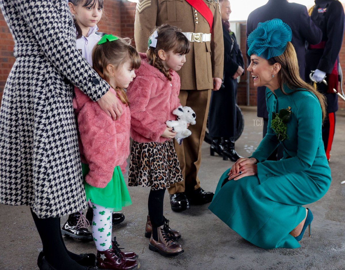 La Principessa del Galles incontra i bambini degli ufficiali durante una visita al 1° Battaglione dei Gardiani Irlandesi per la loro Parata di San Patrizio, alle Caserme Mons di Aldershot, a sud-ovest di Londra, il 17 marzo 2023 (CHRIS JACKSON/POOL/AFP via Getty Images)