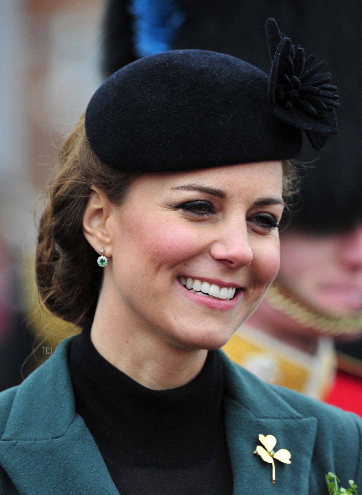 La Duchessa di Cambridge sorride durante una visita con suo marito, il Principe William, per partecipare a una Parata di San Patrizio alle Caserme Mons di Aldershot, Inghilterra, il 17 marzo 2013 (TOBY MELVILLE/POOL/AFP via Getty Images)