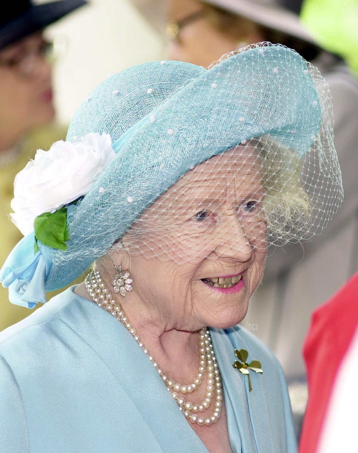 La Regina Madre è fotografata mentre si avvicina alla Cappella dei Guardiani, Londra, dove sta partecipando al servizio di ringraziamento e commemorazione del centenario dei Gardiani Irlandesi, il 7 giugno 2000 (John Stillwell/PA Images/Alamy)