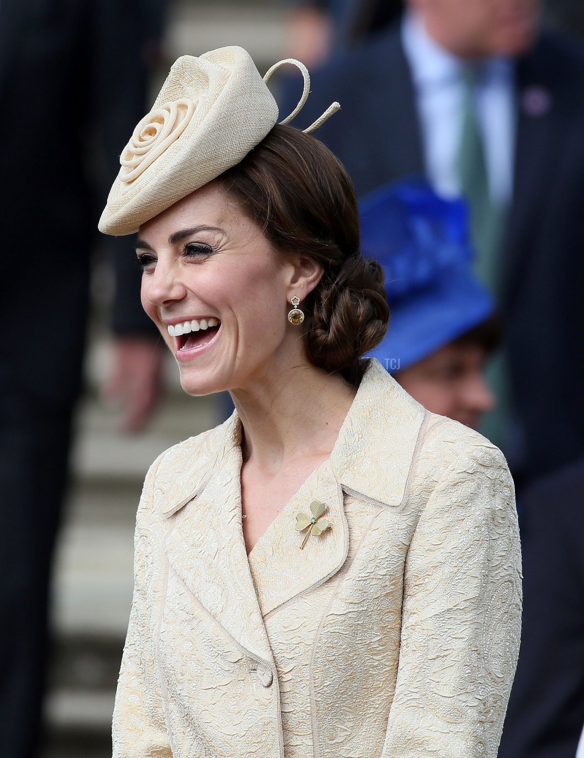 La Duchessa di Cambridge ride mentre partecipa a una festa in giardino ospitata dal Segretario di Stato per l'Irlanda del Nord, Theresa Villiers, al Castello di Hillsborough, Hillsborough, il 14 giugno 2016 (PAUL FAITH/AFP via Getty Images)