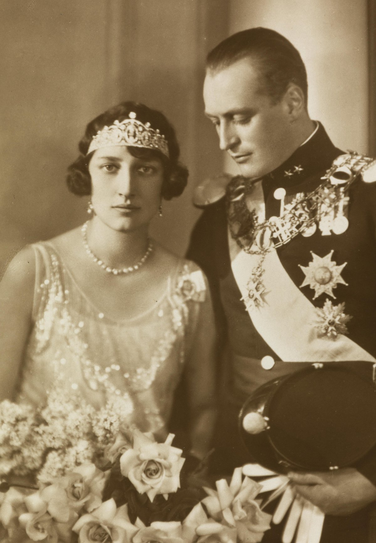 La principessa Marta di Svezia, ritratta con il principe ereditario Olav di Norvegia, indossa la tiara regalo di nozze, marzo 1929 (Biblioteca Nazionale di Norvegia)