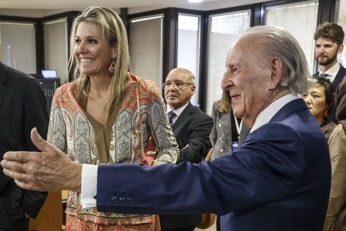 La regina Maxima dei Paesi Bassi incontra il banchiere marocchino Othmane Benjelloun a Casablanca, 20 marzo 2023, durante una visita come rappresentante speciale del Segretario Generale dell'ONU per l'Inclusione Finanziaria e lo Sviluppo (FADEL SENNA/AFP via Getty Images)