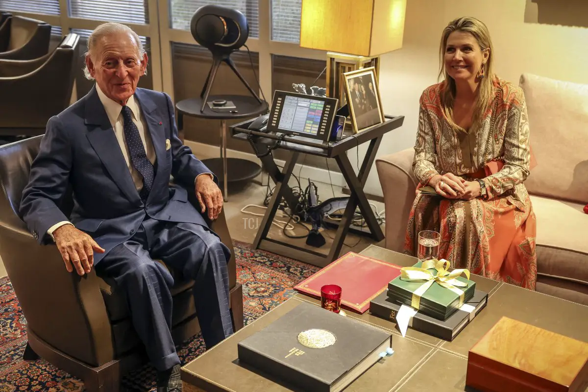 La regina Maxima dei Paesi Bassi incontra il banchiere marocchino Othmane Benjelloun a Casablanca il 20 marzo 2023, durante una visita in Marocco come rappresentante speciale del Segretario Generale dell'ONU per l'Inclusione Finanziaria e lo Sviluppo (FADEL SENNA/AFP via Getty Images)