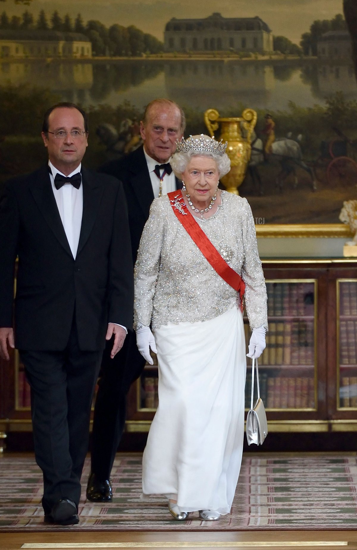 Il presidente francese François Hollande arriva con la regina britannica Elisabetta II e il marito, il principe Filippo, duca di Edimburgo, per una cena di stato al Palazzo dell'Élysée a Parigi, dopo le cerimonie di commemorazione del D-Day in Normandia, che segna il settantesimo anniversario degli sbarchi alleati della seconda guerra mondiale in Normandia, 6 giugno 2014 (ERIC FEFERBERG/POOL/AFP via Getty Images)