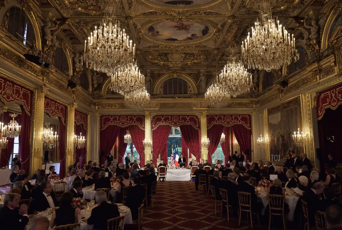 Il presidente francese François Hollande pronuncia un discorso accanto alla regina britannica Elisabetta II durante una cena di stato al Palazzo dell'Élysée a Parigi, dopo le cerimonie di commemorazione del D-Day in Normandia, che segna il settantesimo anniversario degli sbarchi alleati della seconda guerra mondiale in Normandia, 6 giugno 2014 (ERIC FEFERBERG/AFP via Getty Images)