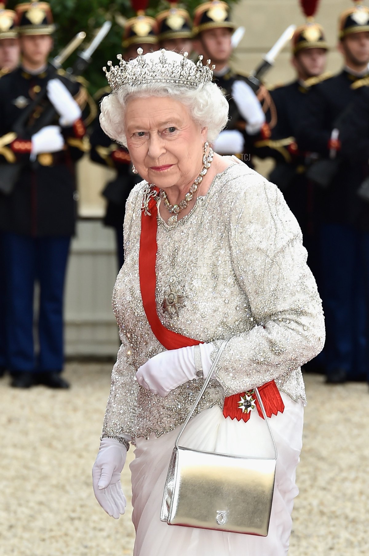 La regina britannica Elisabetta II partecipa a una cena di stato con leader mondiali al Palazzo dell'Élysée a Parigi, dopo la cerimonia di commemorazione internazionale del D-Day sulla spiaggia di Ouistreham, in Normandia, che segna il settantesimo anniversario degli sbarchi alleati della seconda guerra mondiale in Normandia, 6 giugno 2014 (Pascal Le Segretain/Getty Images)