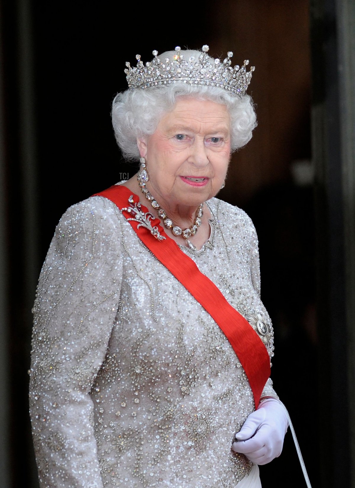 La regina britannica Elisabetta II partecipa a una cena di stato con leader mondiali al Palazzo dell'Élysée a Parigi, dopo la cerimonia di commemorazione internazionale del D-Day sulla spiaggia di Ouistreham, in Normandia, che segna il settantesimo anniversario degli sbarchi alleati della seconda guerra mondiale in Normandia, 6 giugno 2014 (FRED DUFOUR/AFP via Getty Images)