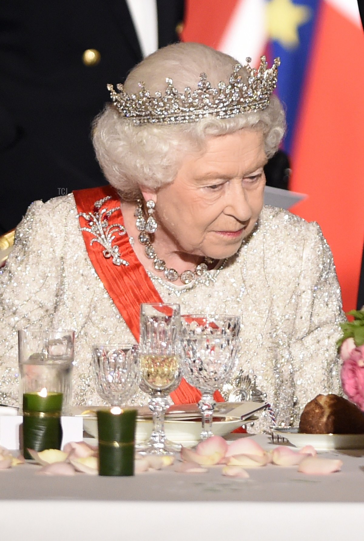 La regina britannica Elisabetta II partecipa a una cena di stato con leader mondiali al Palazzo dell'Élysée a Parigi, dopo la cerimonia di commemorazione internazionale del D-Day sulla spiaggia di Ouistreham, in Normandia, che segna il settantesimo anniversario degli sbarchi alleati della seconda guerra mondiale in Normandia, 6 giugno 2014 (ERIC FEFERBERG/AFP via Getty Images)