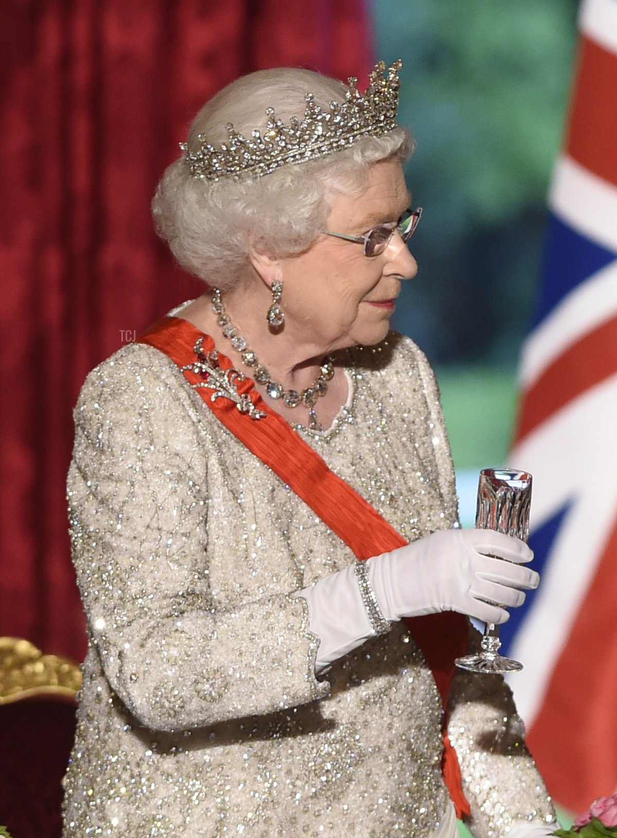 La regina britannica Elisabetta II partecipa a una cena di stato con leader mondiali al Palazzo dell'Élysée a Parigi, dopo la cerimonia di commemorazione internazionale del D-Day sulla spiaggia di Ouistreham, in Normandia, che segna il settantesimo anniversario degli sbarchi alleati della seconda guerra mondiale in Normandia, 6 giugno 2014 (ERIC FEFERBERG/AFP via Getty Images)