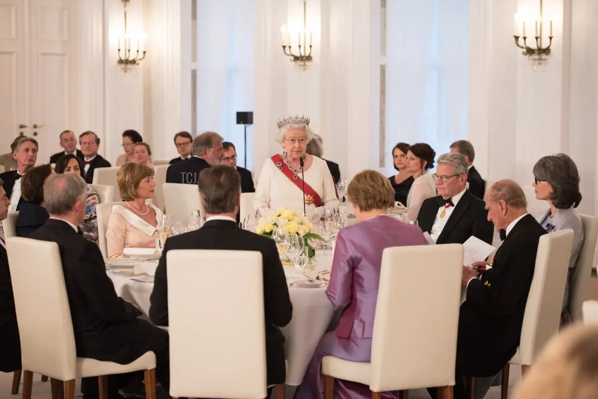 La regina Elisabetta II del Regno Unito partecipa a un banchetto di stato a Schloss Bellevue il 24 giugno 2015 a Berlino, in Germania (Guido Bergmann-Bundesregierung-Pool via Getty Images)