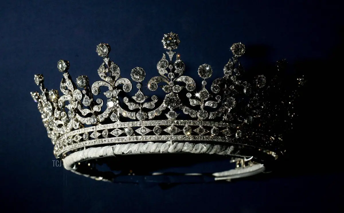 Una tiara di diamanti e argento donata alla regina Elisabetta II il giorno del suo matrimonio, 20 novembre 1947, da parte della regina Maria, esposta il 27 luglio 2007 a Londra (SHAUN CURRY/AFP via Getty Images)