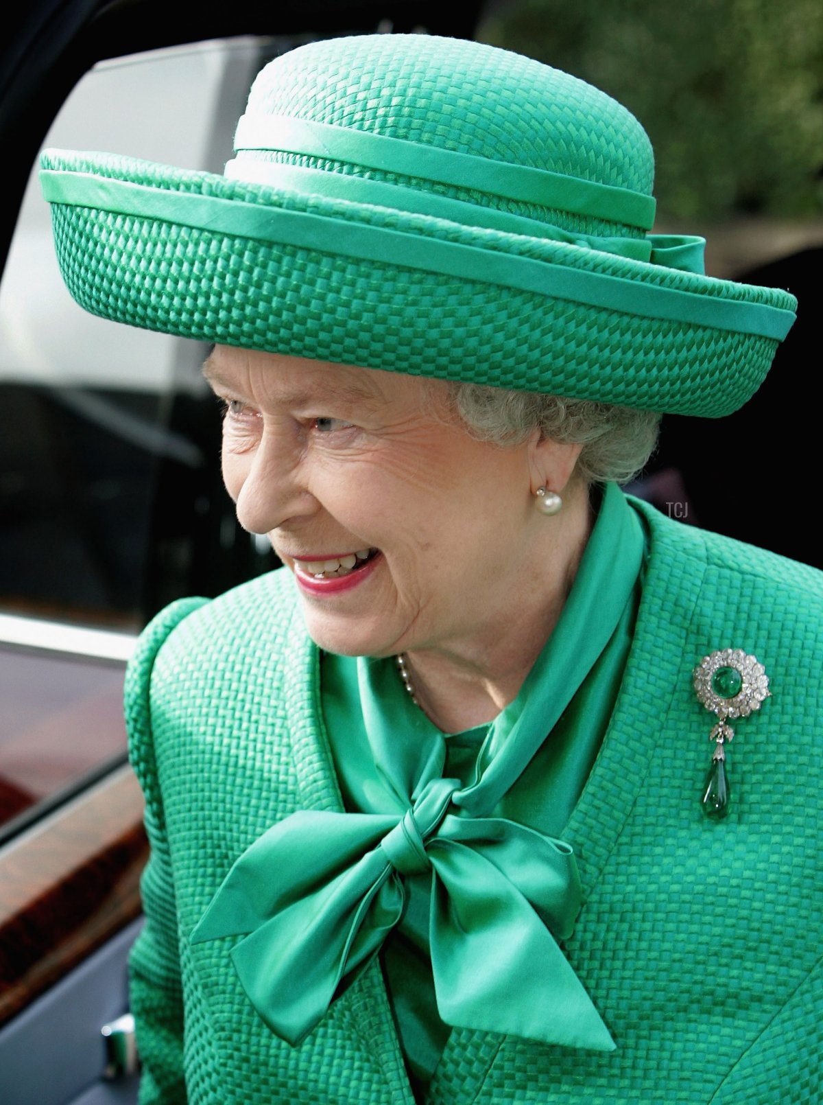 La regina Elisabetta II arriva a Holden Point per visitare il sito del Parco Olimpico 2012 il 12 ottobre 2005 a Londra, Inghilterra (Chris Jackson/Getty Images)