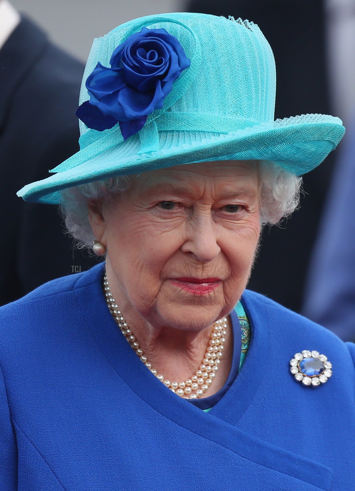 La regina Elisabetta II arriva insieme al principe Filippo, duca di Edimburgo, all'aeroporto di Tegel a Berlino, il primo giorno della loro visita di quattro giorni in Germania il 23 giugno 2015 (Sean Gallup/Getty Images)