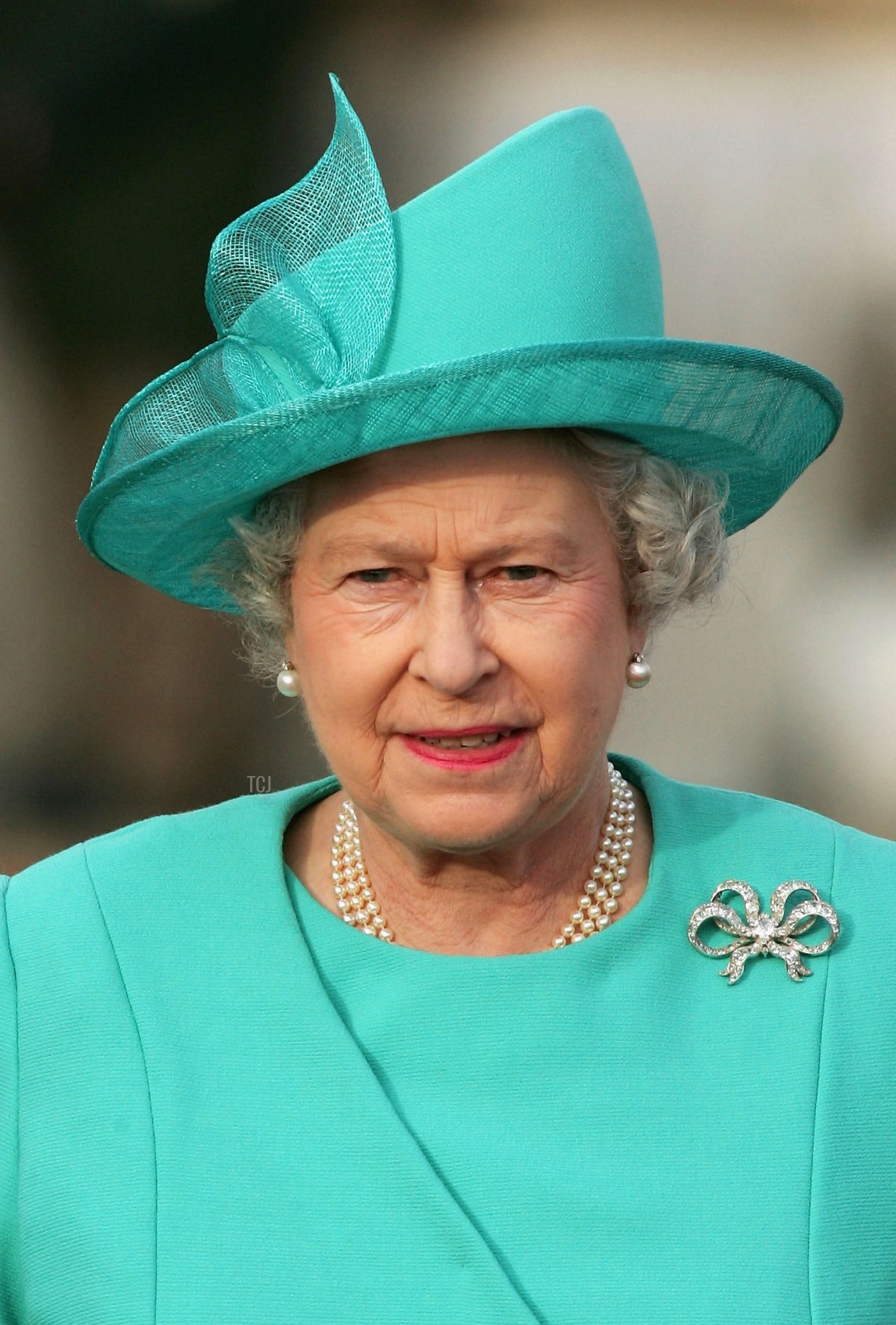 La regina Elisabetta II esamina una guardia d'onore al suo arrivo al Palazzo di Charlottenburg a Berlino il primo giorno della visita di stato della coppia reale in Germania, il 2 novembre 2004 (Sean Gallup/Getty Images)