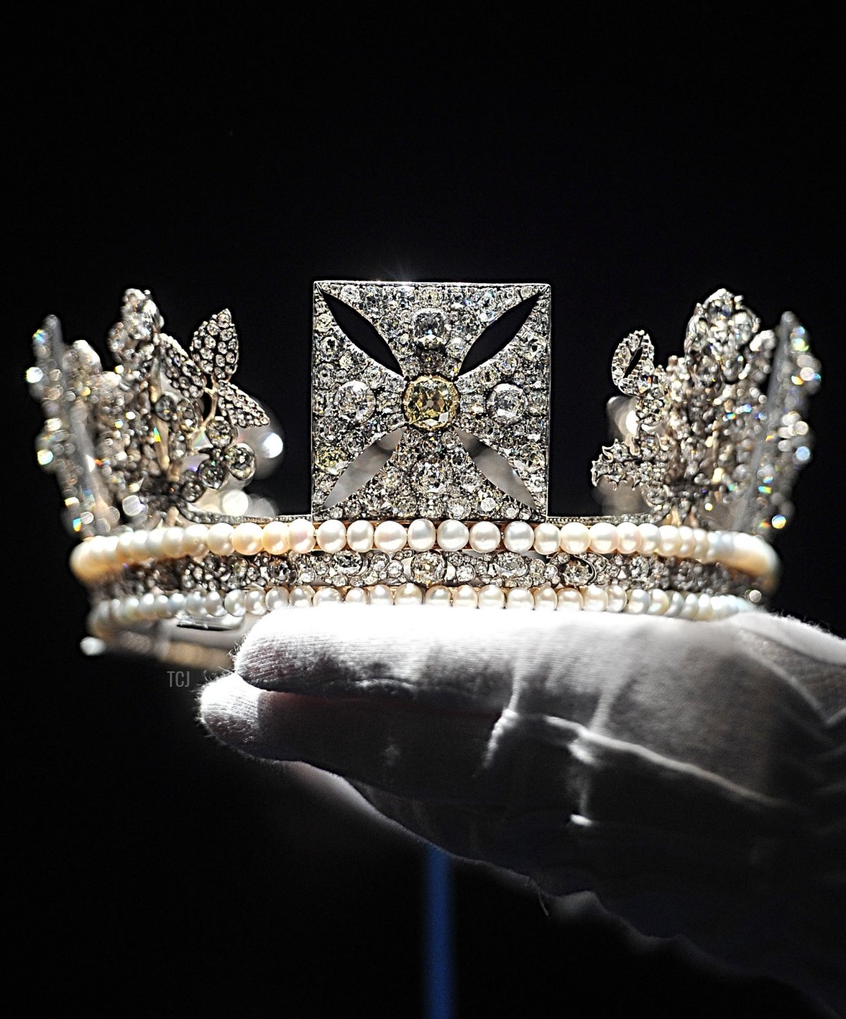 Il Diadema di Diamanti è esposto all'esibizione Diamonds: A Jubilee Celebration che fa parte dell'apertura estiva di Buckingham Palace il 28 giugno 2012 a Londra, Inghilterra (Bethany Clarke/Getty Images)