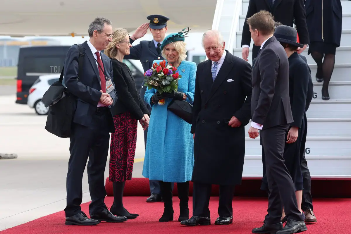 Re Carlo III e la regina Camilla arrivano all'aeroporto di Berlino Brandeburgo per iniziare la loro prima visita di stato in Germania il 29 marzo 2023 a Schoenefeld, Germania (Ian Vogler - Pool/Getty Images)