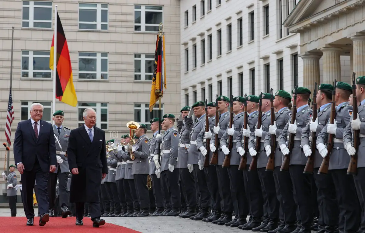 Re Carlo III e il presidente tedesco Frank-Walter Steinmeier rivedono una cerimonia di benvenuto con il reparto d'onore alla Porta di Brandeburgo il 29 marzo 2023 a Berlino, Germania (Adrian Dennis - Pool/Getty Images)