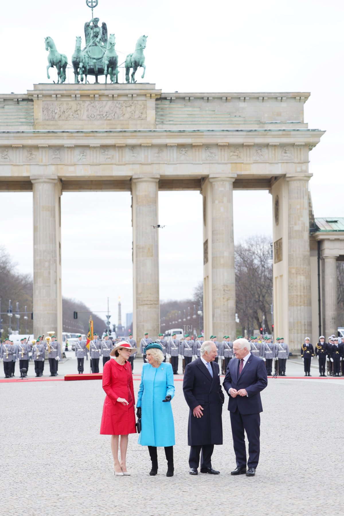 Re Carlo III e la regina Camilla posano con il presidente tedesco Frank-Walter Steinmeier e sua moglie, Elke Buedenbender, durante una cerimonia di benvenuto alla Porta di Brandeburgo a Berlino, il 29 marzo 2023 (Chris Jackson/Getty Images)