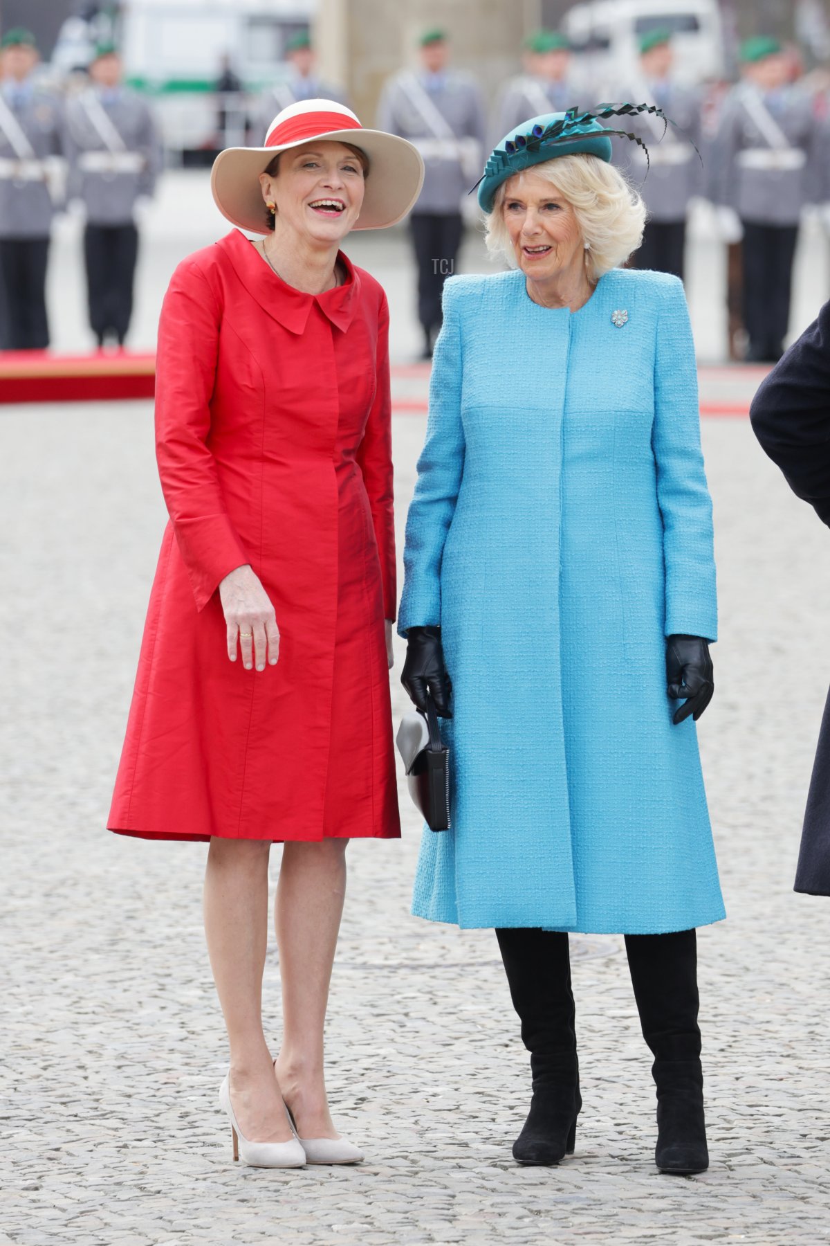 Elke Büdenbender e la regina Camilla vengono ritratte alla Porta di Brandeburgo durante una cerimonia ufficiale di benvenuto il 29 marzo 2023 a Berlino, Germania (Chris Jackson/Getty Images)