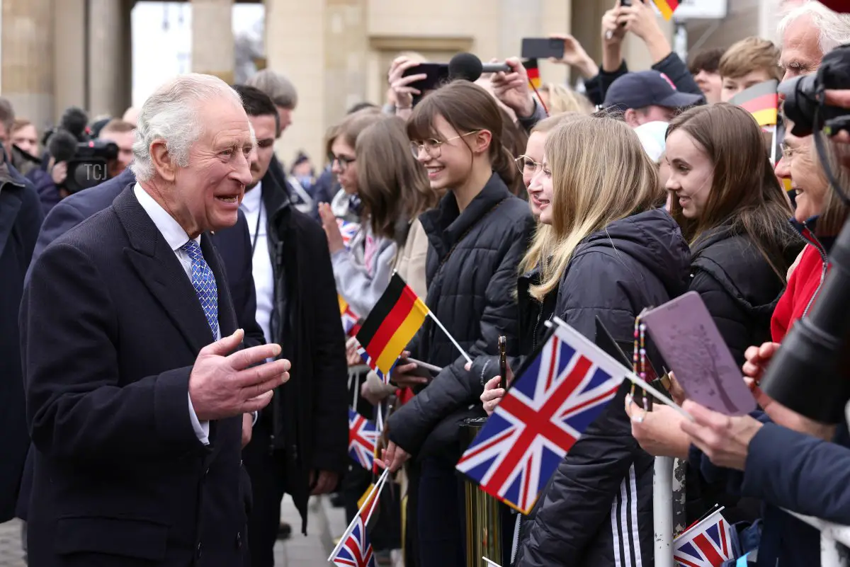 Re Carlo III incontra membri del pubblico durante la cerimonia di benvenuto alla Porta di Brandeburgo il 29 marzo 2023 a Berlino, Germania (Andreas Rentz/Getty Images)