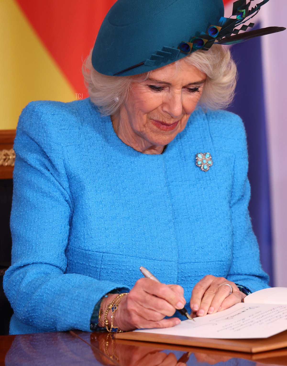 La regina Camilla firma il libro degli ospiti ufficiali a Schloss Bellevue durante il primo giorno della visita di stato in Germania il 29 marzo 2023 a Berlino, Germania (Sebastian Reuter/Getty Images)