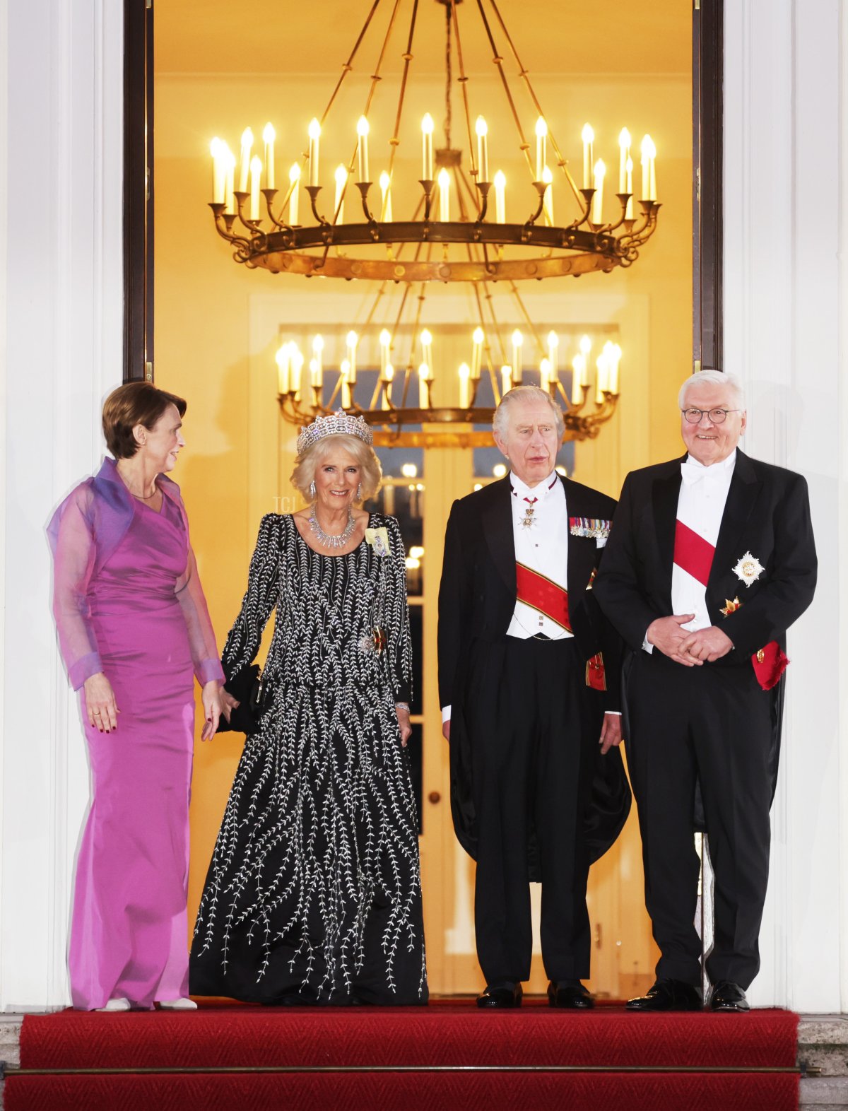 Il Re Carlo III e la Regina Camilla vengono accolti dal Presidente tedesco Frank-Walter Steinmeier e sua moglie, Elke Buedenbender, all'arrivo per un banchetto di stato a Schloss Bellevue a Berlino, il 29 marzo 2023 (Chris Jackson/Getty Images)