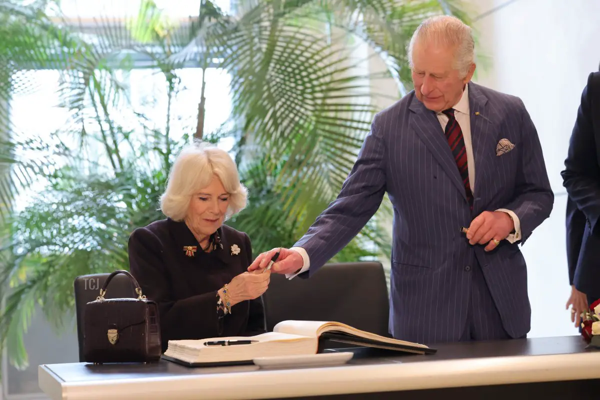 Il re Carlo III e la regina Camilla firmano il Libro d'Oro del Bundestag il 30 marzo 2023 a Berlino, Germania (Chris Jackson/Getty Images)