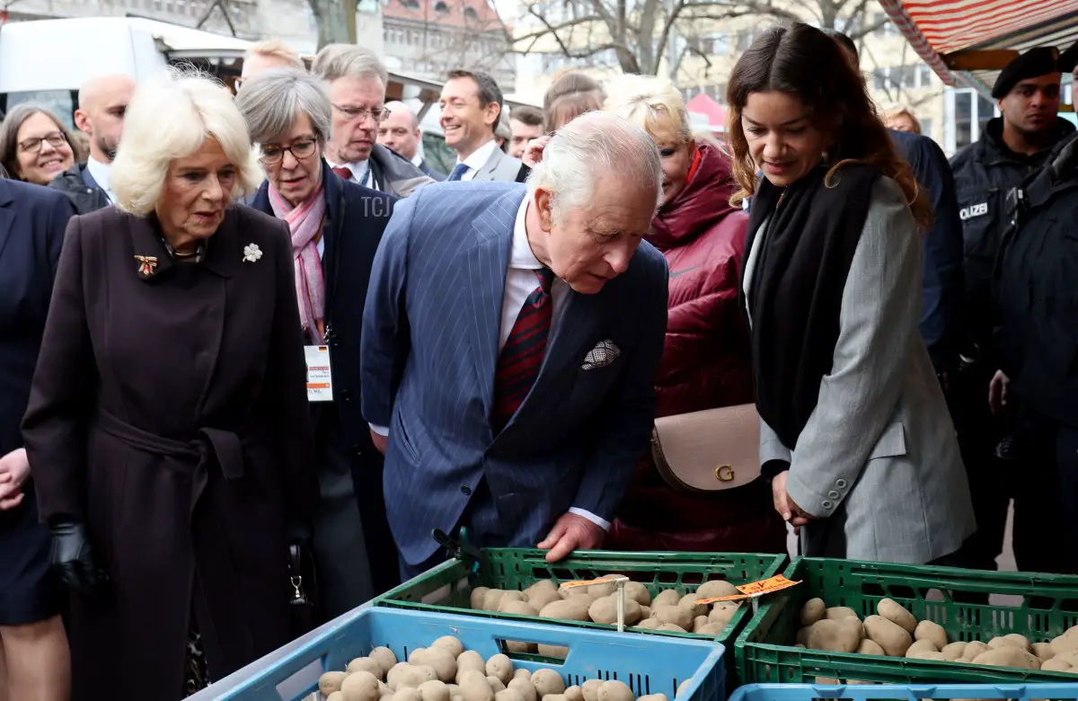 Il re Carlo III e la regina Camilla visitano un mercato alimentare a Wittenbergplatz il 30 marzo 2023 a Berlino, Germania (Adrian Dennis - Pool/Getty Images)