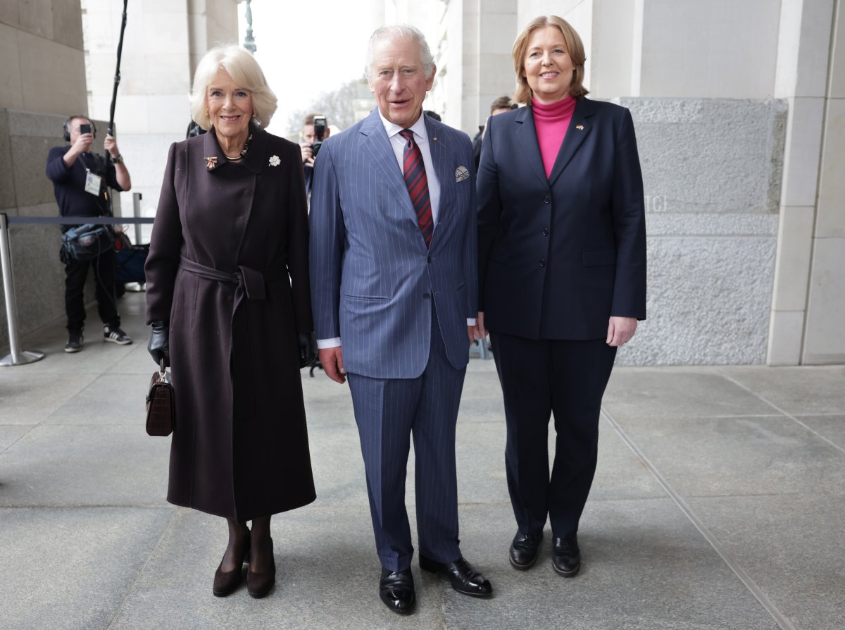 Il re Carlo III e la regina Camilla sono accolti dalla Presidente del Bundestag tedesco, Bärbel Bas, al Palazzo del Reichstag il 30 marzo 2023 a Berlino, Germania (Chris Jackson/Getty Images)