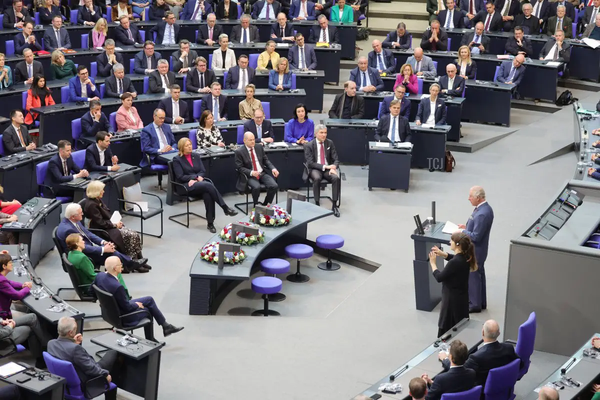 Il re Carlo III si rivolge ai membri del Bundestag tedesco al Palazzo del Reichstag il 30 marzo 2023 a Berlino, Germania (Chris Jackson/Getty Images)