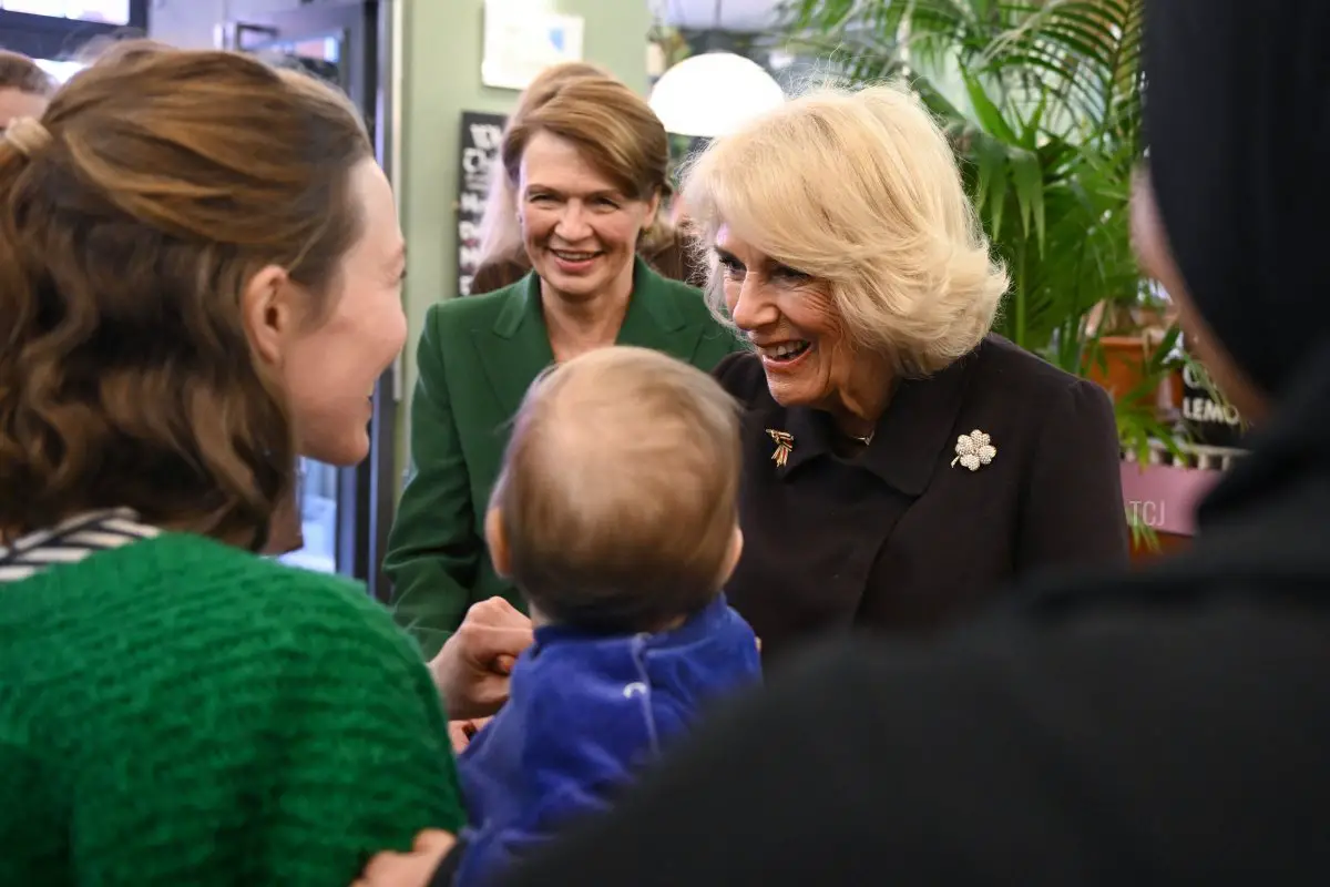 Elke Buedenbender e la regina Camilla visitano il Refugio Cafe, un progetto della Berlin City Mission, a Berlino, il 30 marzo 2023 (BRITTA PEDERSEN/POOL/AFP via Getty Images)