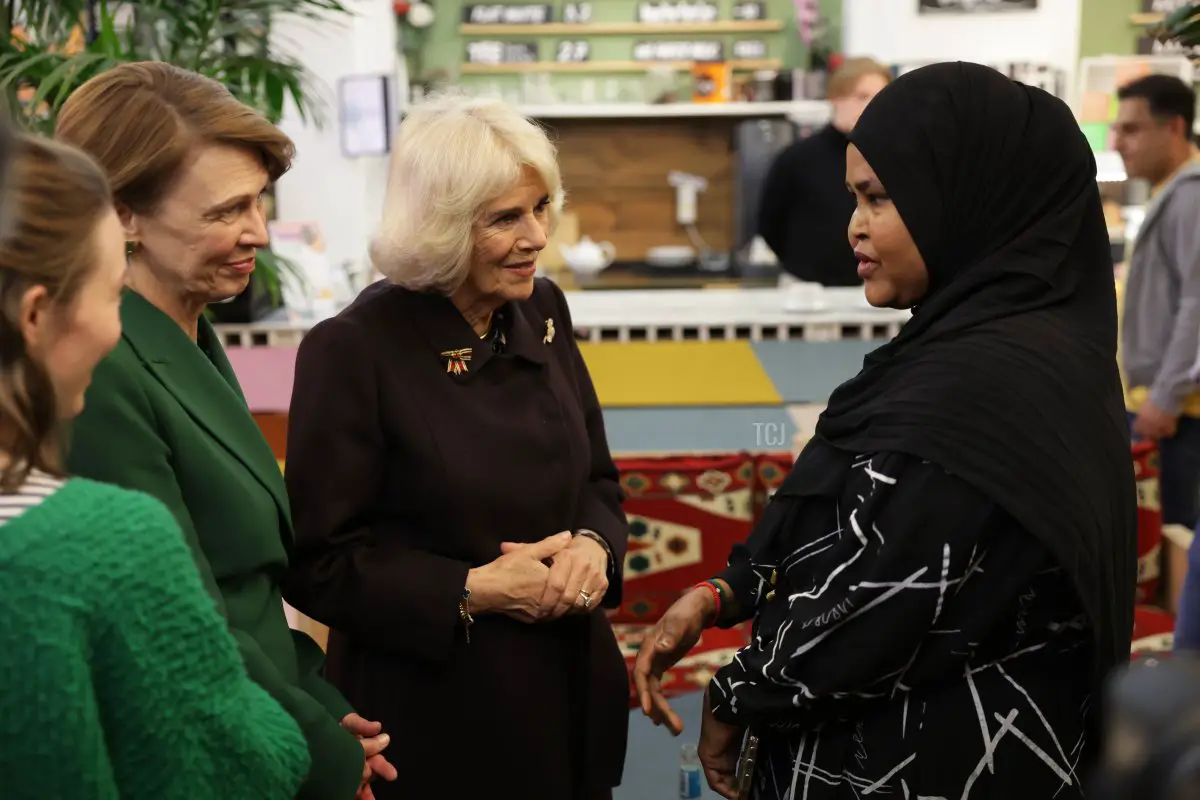 Elke Buedenbender e la regina Camilla visitano il Refugio Cafe, un progetto della Berlin City Mission, a Berlino, il 30 marzo 2023 (Chris Jackson/Getty Images)