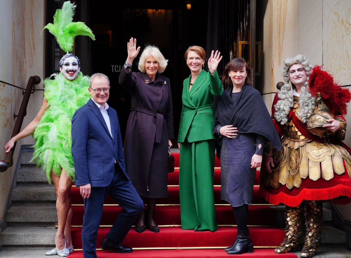 Elke Buedenbender e la regina Camilla visitano la Komische Oper di Berlino il 30 marzo 2023 (BEN BIRCHALL/POOL/AFP via Getty Images)