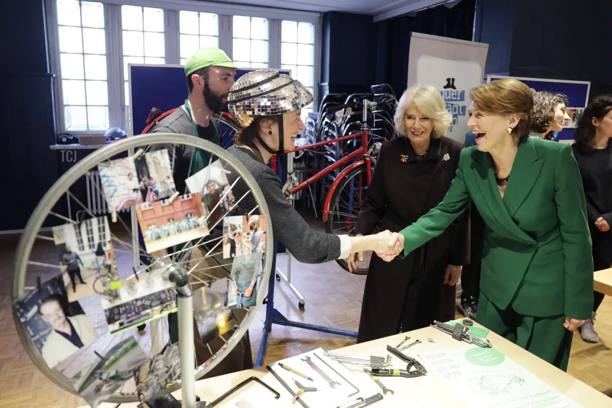 Elke Buedenbender e la regina Camilla visitano il Refugio Cafe, un progetto della Berlin City Mission, a Berlino, il 30 marzo 2023 (Chris Jackson/Getty Images)