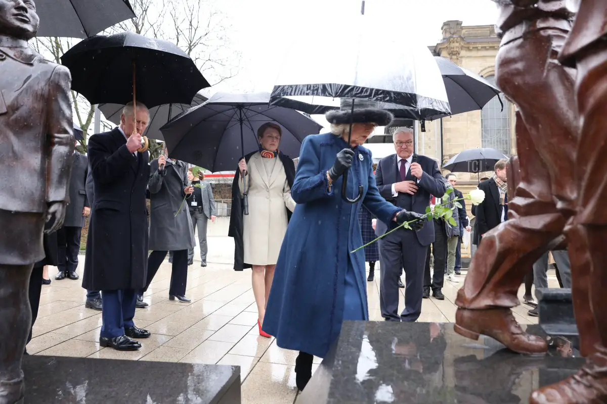 Il re Carlo III e la regina Camilla arrivano ad Amburgo e visitano il monumento 'Kindertransport - Der letzte Abschied' ('Trasporto dei Bambini - L'Ultimo Addio') presso la stazione Dammtor il 31 marzo 2023 ad Amburgo, Germania (Ian Vogler - Pool / Getty Images)