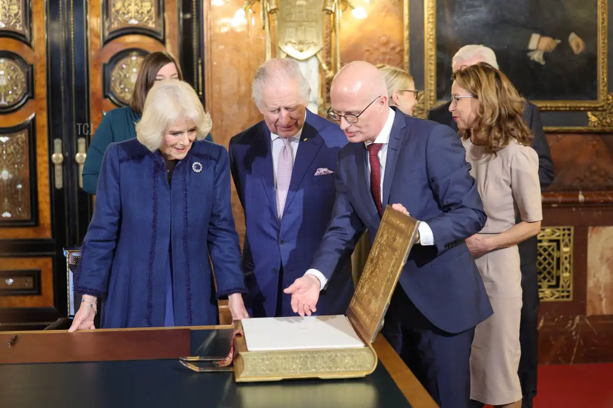 Dr. Peter Tschentscher mostra al re Carlo III e alla regina Camilla il Libro d'Oro presso il Municipio di Amburgo il 31 marzo 2023 ad Amburgo, Germania (Chris Jackson/Getty Images)