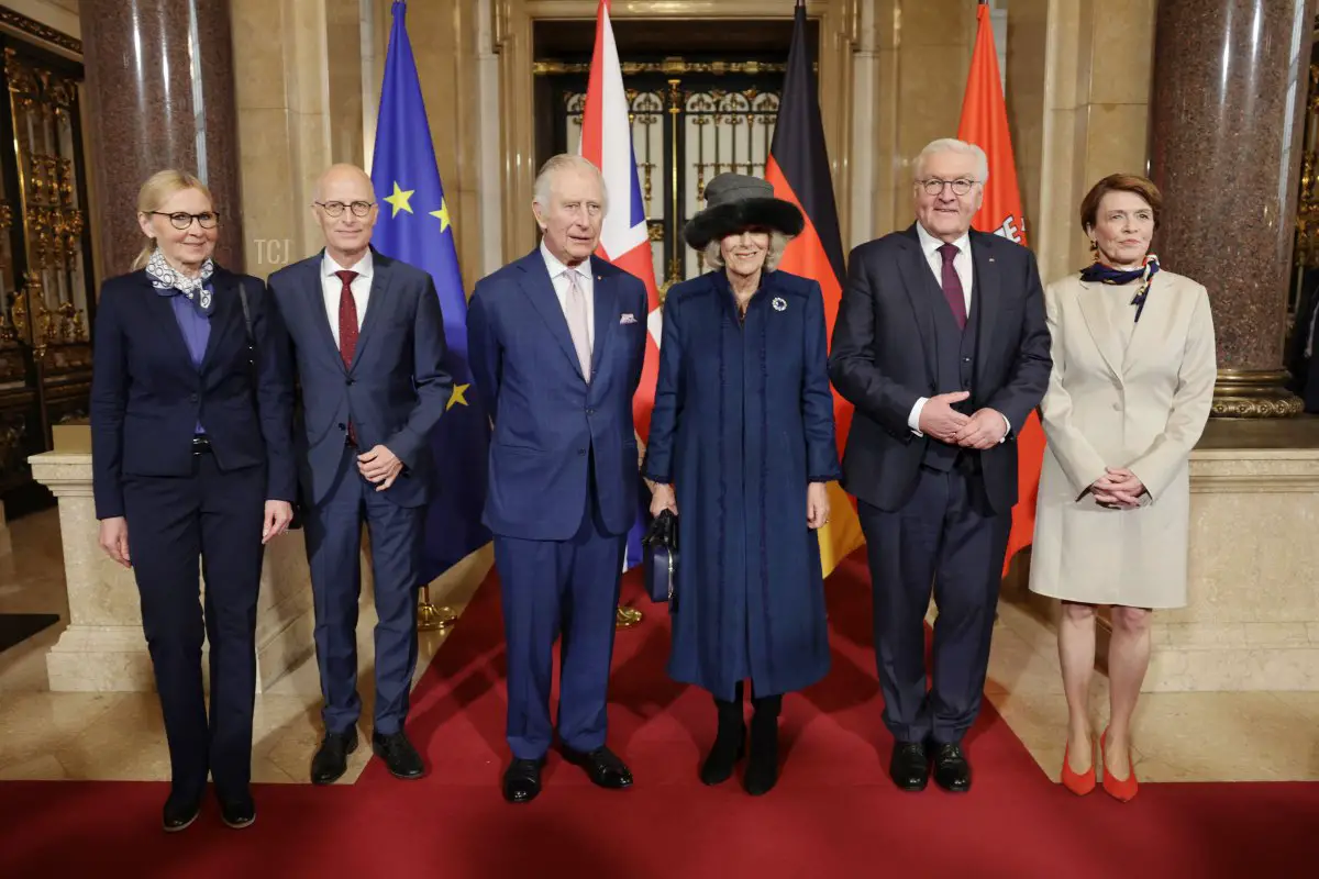 Evas-Maria Tschentscher, sindaco di Amburgo Peter Tschentscher, re Carlo III, regina Camilla, presidente Frank-Walter Steinmeier e First Lady Elke Büdenbender posano per una foto all'interno del Municipio di Amburgo, Germania, il 31 marzo 2023 (CHRIS JACKSON/POOL/AFP via Getty Images)