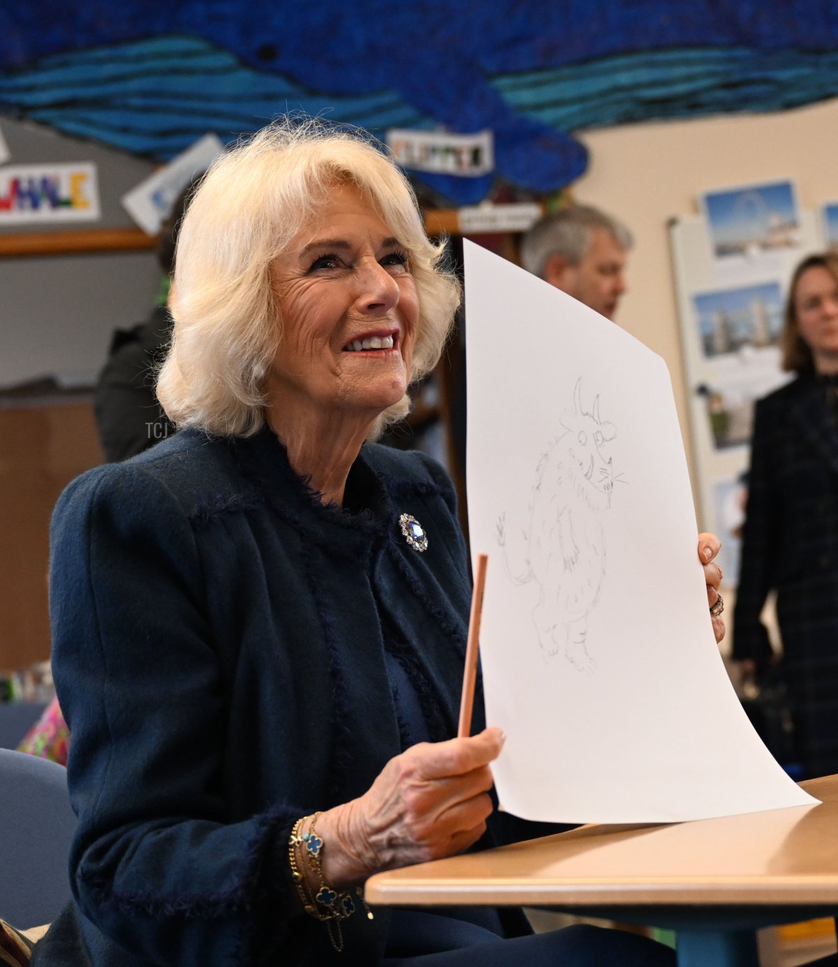 La regina Camilla disegna un'immagine del Gruffalo con i bambini durante una visita alla Rudolf Ross Grundschule il 31 marzo 2023 ad Amburgo, Germania (Filip Singer - Pool/Getty Images)