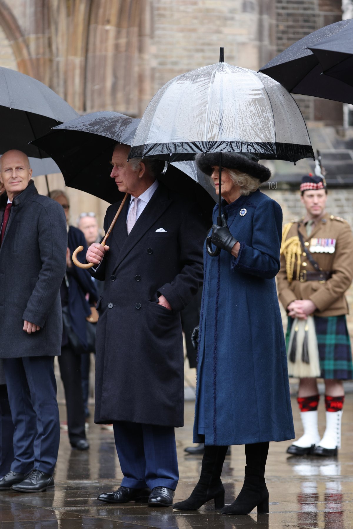 Il re Carlo III e la regina Camilla, insieme al sindaco di Amburgo Peter Tschentscher, visitano la Chiesa Memoriale di St. Nikolai il 31 marzo 2023 ad Amburgo, Germania (Adrian Dennis - Pool/Getty Images)