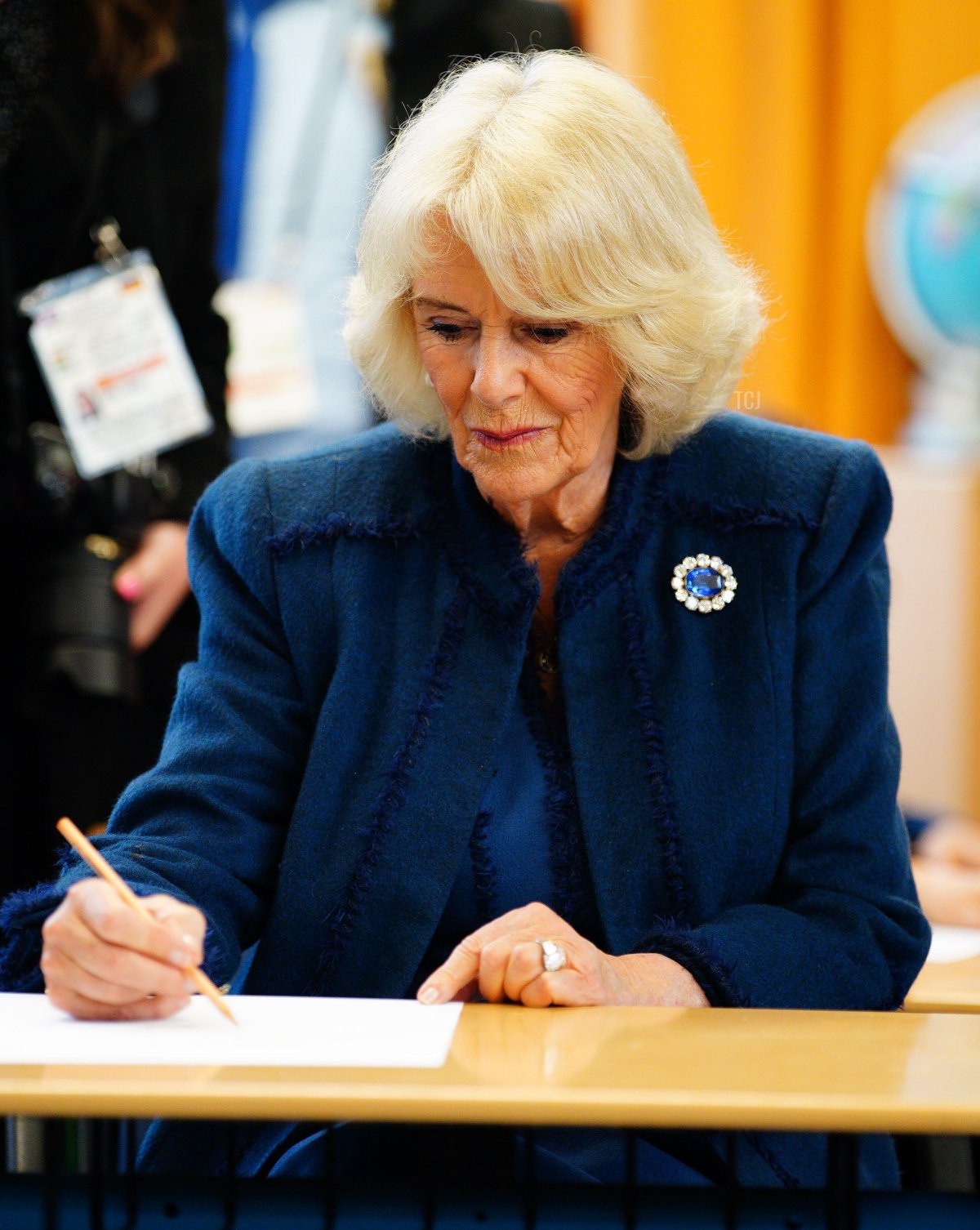 La regina Camilla visita la Rudolf Ross Grundschule a Amburgo per conoscere i metodi di apprendimento linguistico immersivo offerti dalla scuola ai suoi studenti, 31 marzo 2023 (Ben Birchall/PA Images/Alamy)