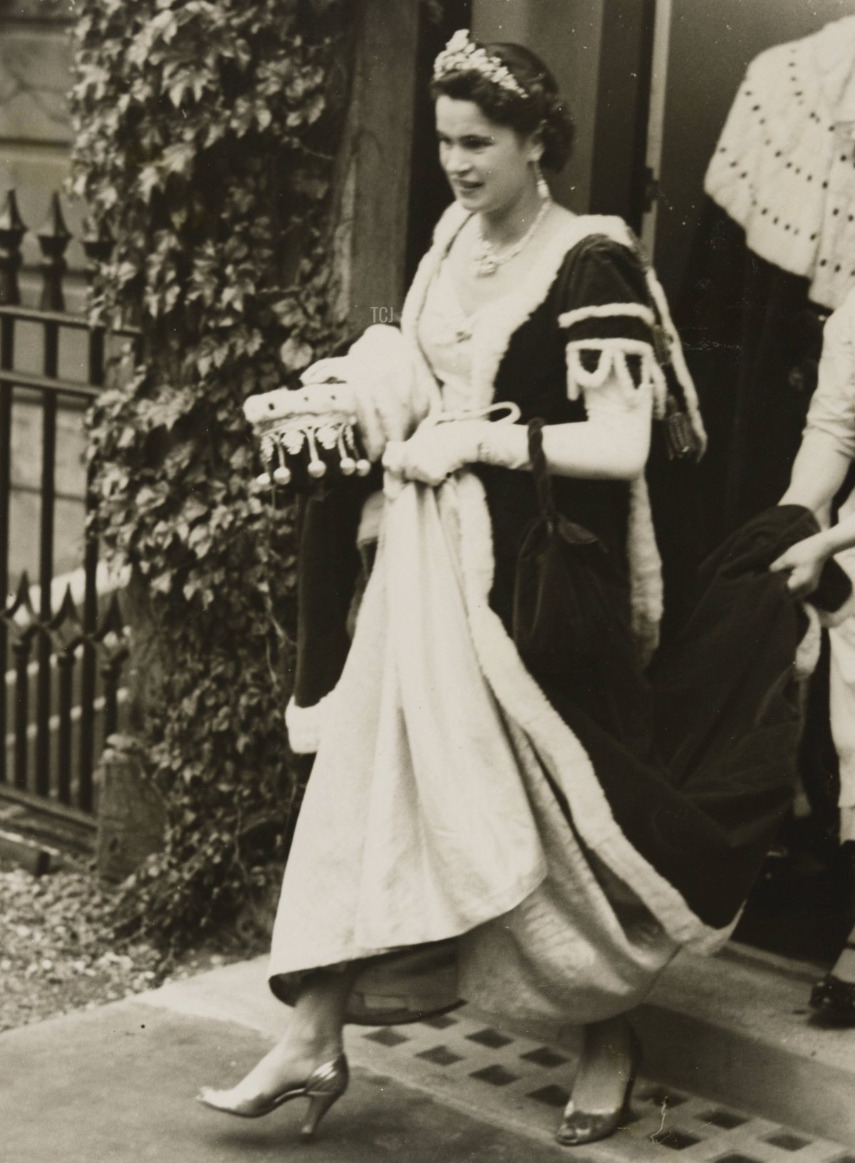 La Contessa di Harewood, con la sua corona, fotografata mentre lascia la sua casa questa mattina per Westminster Abbey, 2 giugno 1953 (Hulton Archive/Getty Images)