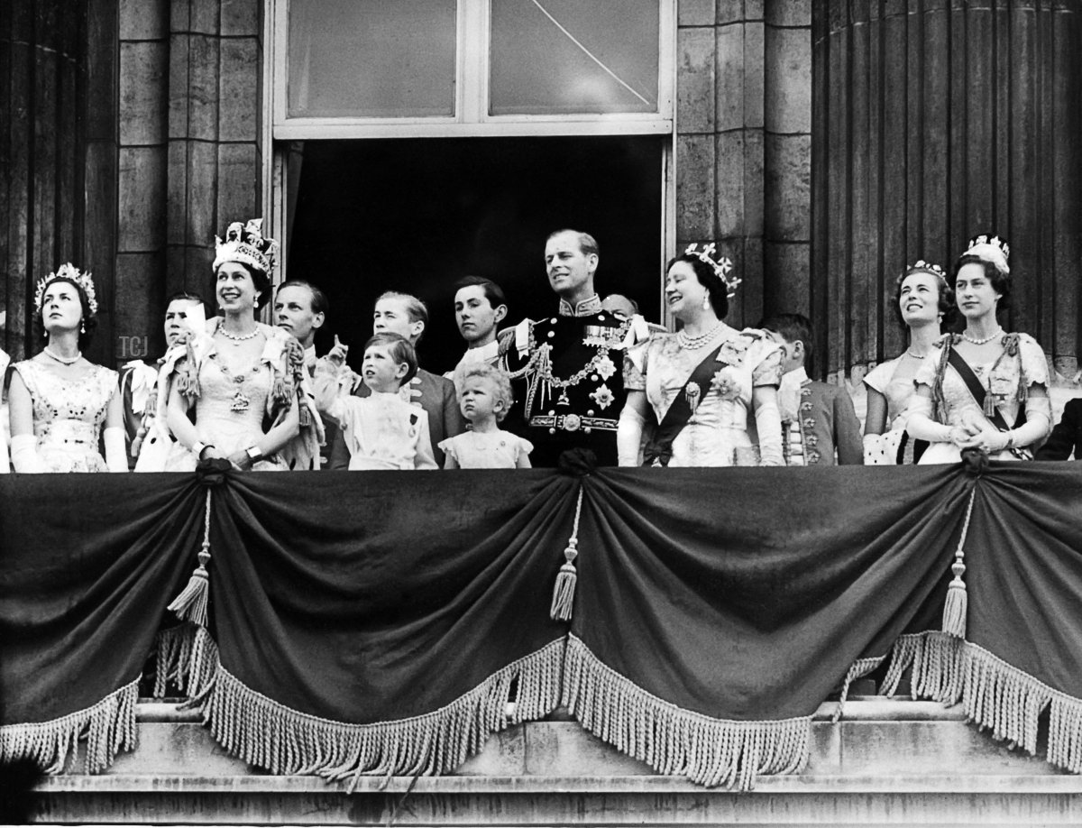 La famiglia reale appare sul balcone di Buckingham Palace nel giorno dell'incoronazione, 2 giugno 1953 a Londra (AFP via Getty Images)